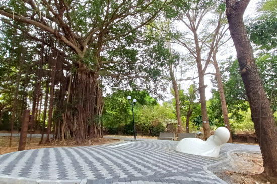 座落在座標N24.2041424°， E120.572827°、編號1313001老榕樹下的《樹下教室》，將大自然與土地融入藝術(shù)，如同一座美麗的生態(tài)島嶼。