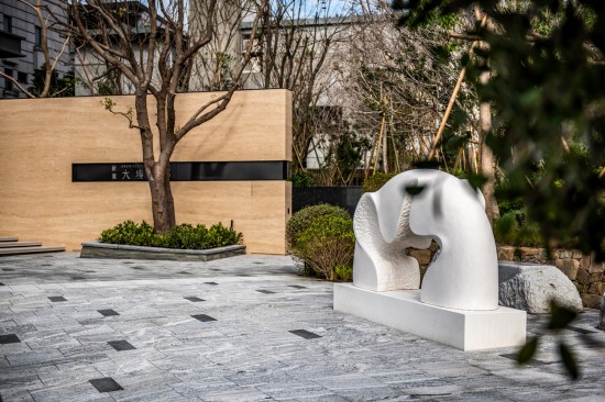 座落於大塊森鄰的公共藝術(shù)品『時(shí)光之河』，來自西班牙雕塑家–Nando Alvarez之手，從石雕作品中流露出時(shí)間和空間交互輕盈的抽象意涵，流動(dòng)連續(xù)性的圓弧，形成一座時(shí)光之橋。