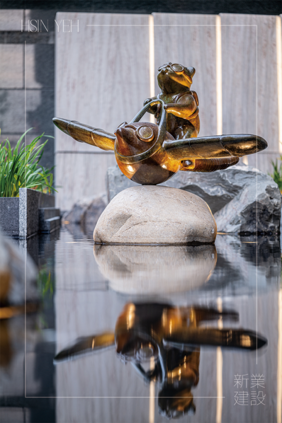 座落於築願景的公共藝術(shù)品『迎風(fēng)飛行』，來自藝術(shù)家–陳煜權(quán)之手，大廳入口的迎賓區(qū)象徵每位住戶都將乘著夢想，駛?cè)胨{天白雲(yún)中。