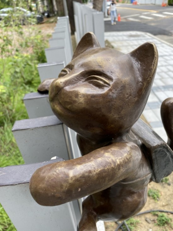 半夢半醒的貓咪攀牆上學(xué)，摹寫著孩童們匆忙上學(xué)的日常，藝術(shù)家─曾永玲發(fā)揮天馬行空的想像投設(shè)其中。