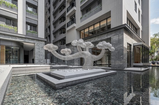 座落於自由居的公共藝術(shù)品『雲(yún)與樹』，來自藝術(shù)家–任大賢之手，迎賓樹的象徵，讓每位住戶回到家感受到貼切的溫暖。