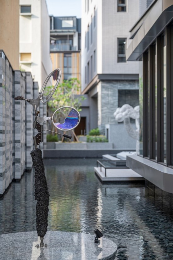 座落於自由居的公共藝術(shù)品『風(fēng)之歌』，來自日本雕塑藝術(shù)家–大隅秀雄之手，捕捉風(fēng)動的動力雕塑創(chuàng)作，以金屬進行切割、再組裝，借助自然風(fēng)力，讓作品產(chǎn)生動態(tài)的形式。金屬經(jīng)風(fēng)吹而緩緩移動，剛硬線條顯得柔和，同時呈現(xiàn)閃爍的金屬反光變化，是為「捕捉來自內(nèi)心的風(fēng)」的創(chuàng)作理念。