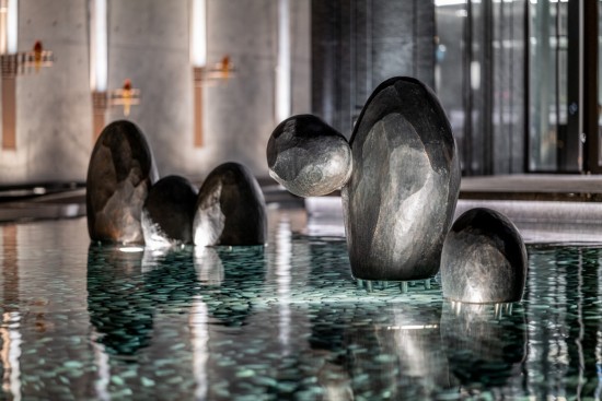 藝術品《漂浮著》給人一種安靜、沉澱內心的時光氛圍，在忙碌的生活中能放慢步調，享受獨處的片刻寧靜、悠閒時光。