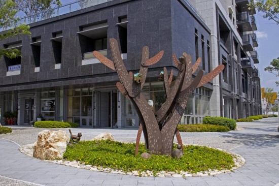 新業(yè)觀峰 公共藝術(shù)品 ─ 【大樹下的時光】