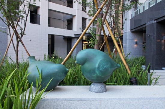 宜家公共藝術(shù)品-平凡的幸福。家屋旁的小麻雀隨處可見卻也生生不息，吱吱喳喳的碎語彷彿街巷間的交響樂。