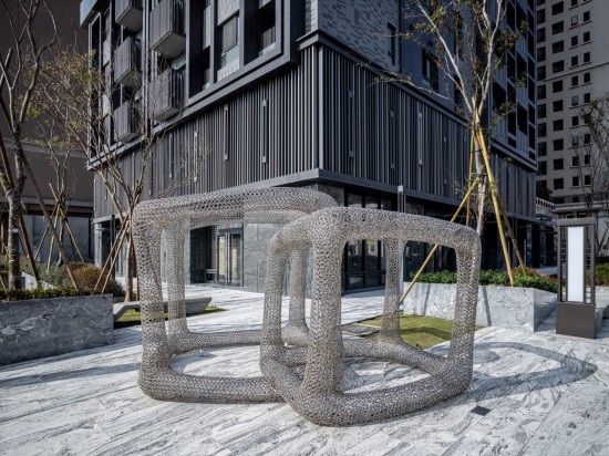 『灰階-方』完美落地於築之細(xì)道，於此優(yōu)雅地登場(chǎng)展演。