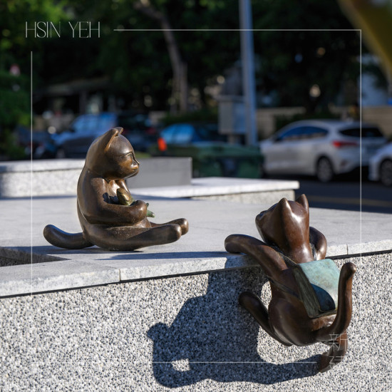 「喵星人–放學趣」出自金工藝術(shù)家–曾永玲之手，細膩刻劃的神情、活靈活現(xiàn)的動作，映照著孩童的日常。