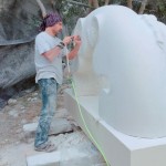 西班牙雕塑家–Nando Alvarez，選用石灰?guī)r作為素材，作品多以自然弧線與粗糙光滑的對(duì)比來呈現(xiàn)，也反映著兩者的並存。