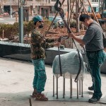 職人們小心翼翼的將每件「近百公斤」的藝術品裝卸，確保每件藝術品完美落地。