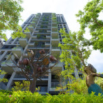 《等待風起》由兩位藝術家攜手創(chuàng)作，鍛鐵藝術家-王柏霖塑造大樹與小天使堅實的身影，而金工藝術家-楊夕霞則以果實、葉片與小動物點綴其中，將自然與藝術交織，為大塊森濤增添一幅靈動的風景。