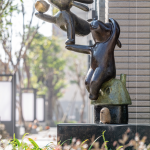 位於轉(zhuǎn)角一偶的另一處作品，以家為基底的設(shè)計概念，將浮兔栩栩如生的肢體動作以堆疊方式延伸，猶如《風(fēng)來了》一般。