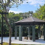 明秀公園中央的八角亭，風(fēng)格配合亭裡的石頭座椅，選用西班牙進口祖母綠磁磚，藉由加重柱子的顏色，讓整體看起來更穩(wěn)重。