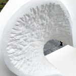 一敲一鑿的雕刻出一絲一絲的紋路，呈現(xiàn)出的粗糙面與打磨面，形成有趣的對(duì)比。