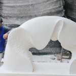 『時(shí)光之河』的靈感起源來自「水的變化」，因雕塑本身是固態(tài)不變的，以自然中無特定形狀的元素呈現(xiàn)，反映出動(dòng)感的雕塑，使其中的對(duì)比更為強(qiáng)烈，有如凝固的動(dòng)感一般。