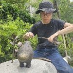 金工藝術家-楊夕霞從大自然汲取靈感，以細膩的觀察與描摹將植物化為造型，為金屬注入靈動的生命氣息。