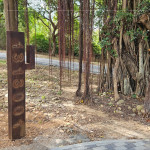 《1313001/所在》由兩位藝術(shù)家-許芝綺、張婷雅攜手創(chuàng)作，以「寫生」為起點、金屬為筆，感受大自然與土地，將每一次的觀察與體驗，化為細膩的記錄。