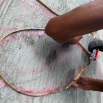 看似金箍圈的銅線，按著藝術(shù)家用粉筆畫好的輪廓，排出不規(guī)則線條。