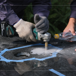 藝術(shù)家與師傅一來一往的定位確認，給予藝術(shù)品安全、安心的落腳，也是最終呈現(xiàn)前的重要一環(huán)。