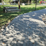 步道更新成高壓透水磚，透過美學(xué)及無障礙環(huán)境設(shè)置，解決公園高低差現(xiàn)象及舖面材料不連續(xù)的問題，同時利用透水磚設(shè)計，有效解決積水、防滑問題，不僅美觀、環(huán)保且易於維護與修復(fù)。