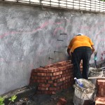 在施作的一開始，「定錨」讓物件更精準(zhǔn)地就定位，師傅悉心的堆疊一塊塊的紅磚，為的是讓孩子們能更安心的坐在這立體座椅上。