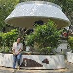 外觀獨特的蘑菇亭，由藝術(shù)家-張婷雅 創(chuàng)作金屬鐵件雷切藝術(shù)裝飾，從大自然的種子、葉子及植物汲取靈感，在花圃表面裝飾，彷彿被大自然環(huán)抱。