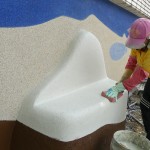 放學(xué)與同伴坐在椅子上，感受自在遨遊的時(shí)光，在公共藝術(shù)品【友．相伴】的構(gòu)想中，人與自然是共生共存的關(guān)係，延伸出立體的座椅，作為相依相惜的象徵。