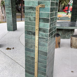 八角亭柱上嵌著一段『黃銅尺標』，刻上130公分的位置，這是量測樹圍的基準，也是歲月的起點，將數(shù)字除以2.5便能估略樹的年齡。