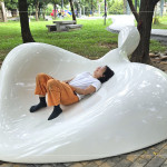 《樹下教室》由陶塑藝術(shù)家-許芝綺創(chuàng)作，採用葉子的線條、大自然的曲線及枯葉的造型，彷彿是地面生長的島嶼，一葉方舟的曲線座椅，躺臥其中靜靜感受老榕樹下的自然綠意和光影季節(jié)。