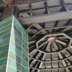 八角亭內(nèi)上方曾因歲月而斑駁，如今重新梳理歲月痕跡後，舊有的氣息也悄然浮現(xiàn)。