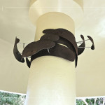 蘑菇亭內(nèi)上方，由藝術(shù)家-張婷雅 創(chuàng)作，以金屬環(huán)繞的藝術(shù)品點綴，靈感來自年輪、巢穴的形狀，夜裡燈光落下，更為這座涼亭增添一抹優(yōu)雅與靜美。