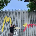 一道充滿生機(jī)的牆面，在師傅的點(diǎn)綴下生動(dòng)了起來(lái)，不同的自然元素拼貼在一起，是鳥、羽毛、葉子、花瓣…帶給孩子們無(wú)限想像發(fā)揮。