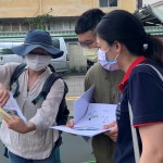 建築師與藝術(shù)家張婷雅(圖左一)，透過(guò)圖面的討論與現(xiàn)場(chǎng)實(shí)際模擬，讓「自然元素寓教於樂」，想給孩子們天馬行空的想像空間。