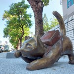 俏皮撓臉的貓咪，滿心期待著自己成為學(xué)校街隅的一份子。(圖為藝術(shù)品安裝前)
