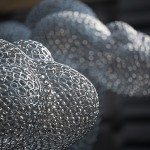 不鏽鋼圈的獨特光澤、線條恣意創(chuàng)作，焊接成千上萬個點、勾勒出平滑流線，線的軌跡連成面、點線面最終構(gòu)出方體。