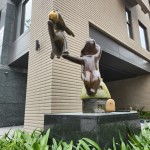 社區(qū)裡處處充滿驚喜，每走一步都是新的發(fā)現(xiàn)，而這群「原石鳥兒」有如這場奇妙之旅的精彩序幕。