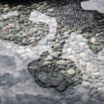 作品以不銹鋼圈為主，穿透與線條的延伸，逐光水波粼粼，篩落光影，自然光線與陰影交織輝映。