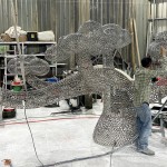 不鏽鋼材質(zhì)耐久及耐候性，也透過不銹鋼的材質(zhì)及特色呈現(xiàn)出作品的金屬感。