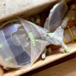 由藝術(shù)家在日本製作完成，裝箱空運來臺的『風(fēng)之歌』，並內(nèi)附組裝分解圖，到臺灣後由工作人員一步步組裝而成。(圖為樸石藝術(shù)提供)