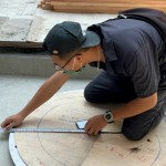 底座鐵盤定位，師傅仔細的測量藝術(shù)品定位位置。