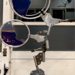 藝術(shù)家使用不銹鋼、銅、鈦、鋁等各類機械構(gòu)件，經(jīng)雙手裁切、敲擊、鍛造，多種類的金屬集結(jié)在一起，媒材多元卻也單一，組合起來不需塗飾表層，也能顯見和諧感及完整性。(圖為樸石藝術(shù)提供)