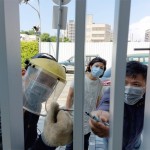 藝術(shù)家─曾永玲與安裝師傅們認真的目光，穿透過隔柵縫隙，眼神中訴說著對藝術(shù)品《上學(xué)趣》的期待。(圖為藝術(shù)品安裝當(dāng)日)