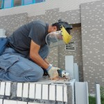 職人爬上圍牆，確認喵星人們的位置後，專注的完成藝術(shù)品最後的裝置階段。