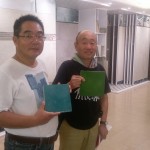 設(shè)計(jì)師石村敏哉(左)  VS  藝術(shù)家駿 河敏(右)，親自為雕堡選材。