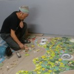 藝術(shù)家將馬賽克磚，細(xì)心且專注地裁切、研磨成一塊塊拼貼，並先以1；1的比例於木板上進(jìn)行模擬拼貼，在放樣時(shí)，能更接近立體錐體的精準(zhǔn)度。