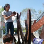 透過蠟?zāi)９潭?、鐵材切割、拼裝上色、最後實地裝置，每個細(xì)節(jié)毫不馬虎。