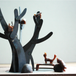 新業(yè)在觀峰旁鑄了一棵不開花的鐵樹，樹上住了一家人，樹屋裡有鳥，樹下擺了一張長凳，有隻貓早已佔(zhàn)據(jù)，開心地?fù)P起小尾巴。