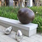 宜家公共藝術(shù)品-平凡的幸福/養(yǎng)育。在孩子面前，再強韌的男人，也會收起承擔(dān)著世界的雙翼，目光凝視兒女久久不移。