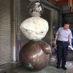 前往桃園工廠場堪，簡福榮總經(jīng)理(右一)確認(rèn)尺寸與上色的半成品。