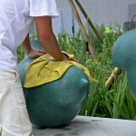 工作人員將藝術(shù)品上油保護，準(zhǔn)備迎接即將一起生活的家人們。