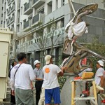 齊心協(xié)力地將藝術品，安穩(wěn)地座落在基座上。